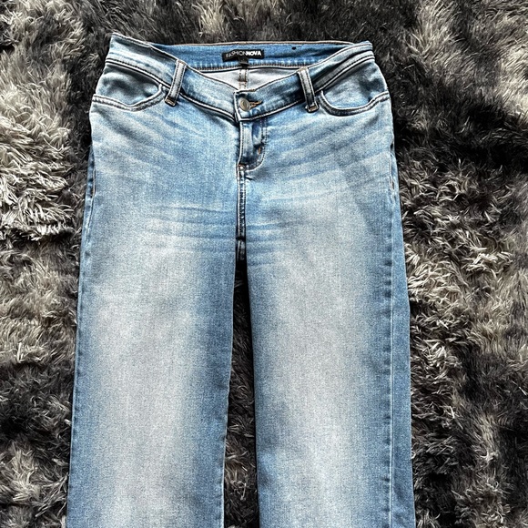 Fashion Nova Straight Leg Mid Rise Medium Blue Wash Size 3 - Picture 3 of 10